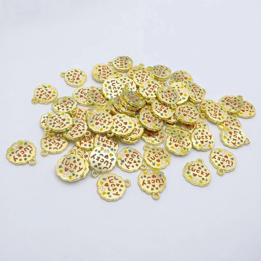 S.<AAB00>「Lucky」がついた合金製の幸運のペンダント　10個入り DIY アクセサリーの耳飾り、ブレスレット、チャームなどに使える部品